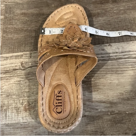 Cliffs‎ by WHITE MOUNTAIN Tan Floral Sandals with intricate weaving - Picture 6 of 9